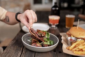 LEASEHOLD - Tomahawks Bar & Eatery, Bright VIC - 1P0589