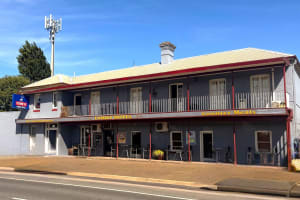UNDER OFFER - Family Hotel, Cootamundra NSW - 1P0382