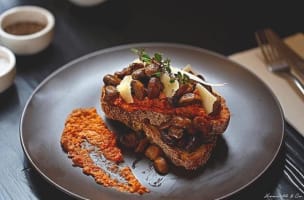 FABULOUS CAFE IN PRIME LOCATION, RICHMOND – CHEAP RENT INCLUDING UPSTAIRS RESIDE