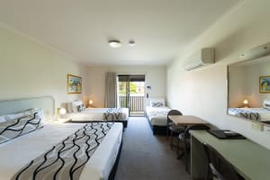 LEASEHOLD - Country Club Motor Inn, Deniliquin NSW - 1P0590