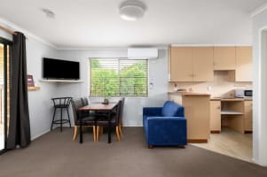 CONSISTENTLY PROFITABLE, EASY TO RUN LEASEHOLD MOTEL - 1994ML