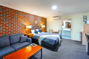 UNDER CONTRACT - Poachers Paradise Motel, Rutherglen VIC - 1P0523