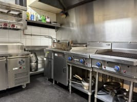 Flinders Rest Hotel - Main Highway 1 location - Freehold & Business