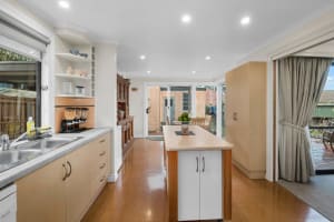 Prime Location Residence with Income or 3 BnB lets (stca) or Health Professional Rooms