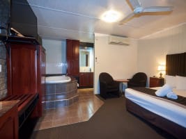 MONEY MAKING LEASEHOLD BUSINESS OPPORTUNITY WITH SECURE LEASE, MACKAY - 2903ML