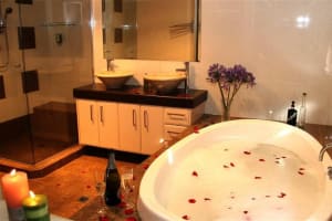 FREEHOLD 7.5 ACRES & HOLIDAY ACCOMMODATION FOR SALE