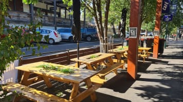 Missing Gorilla - A spacious family friendly pub and live music venue.