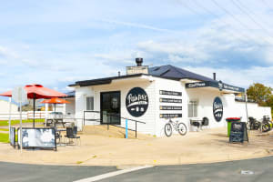 CAFE BUSINESS & HOUSE FOR SALE - Painters Cafe, Corowa NSW - 1P0542