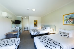 LEASEHOLD - Country Club Motor Inn, Deniliquin NSW - 1P0590
