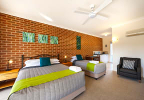 FREEHOLD - Motel Views Yackandandah VIC - 1P0373