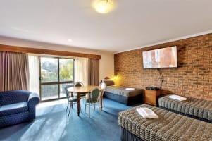 **Under Contract** Rare Opportunity 21-Key Leasehold going concern motel