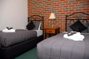 UNDER CONTRACT - Poachers Paradise Motel, Rutherglen VIC - 1P0523