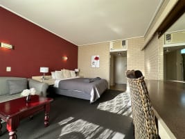 SOME FLY 14,000 KMS TO BE IN MILLICENT, SA - 2564ML