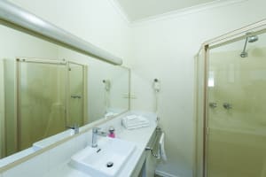 LEASEHOLD - Country Club Motor Inn, Deniliquin NSW - 1P0590