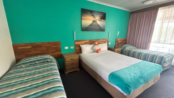 Profitable 15 - Room Murray River Motel with Long Lease Security