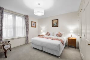 Prime Location Residence with Income or 3 BnB lets (stca) or Health Professional Rooms