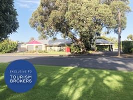 COUNTRY LIVING , CITY CLASS, FAR FROM THE RAT RACE, YOU’LL LOVE IT! - 2814ML