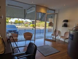 Spacious Hair Salon with Beauty Room in Prime Doncaster East Location
