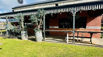 Award-Winning Farmers Arms Hotel – Creswick