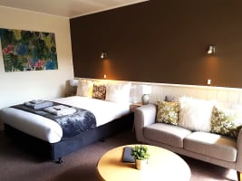 SOME FLY 14,000 KMS TO BE IN MILLICENT, SA - 2564ML