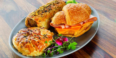 ICONIC CAFE, TAKING $57,000 PW, NORTH WEST OF MELBOURNE, REF: 6879