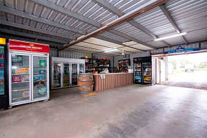 ONE OF THE CHEAPEST PUBS IN VICTORIA - 121HF