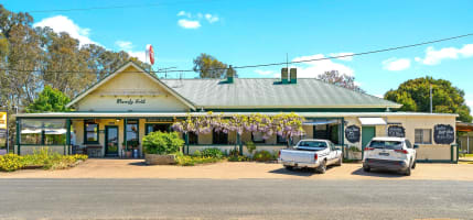 FREEHOLD - Whorouly Hotel, VIC - 1P0573