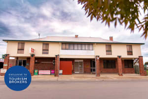 ONE OF THE CHEAPEST PUBS IN VICTORIA - 121HF