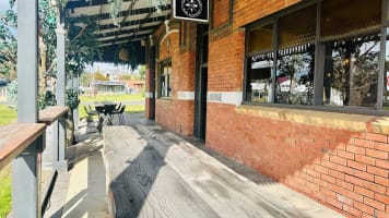Award-Winning Farmers Arms Hotel – Creswick