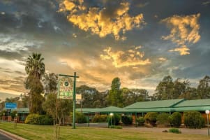 LEASEHOLD - Country Club Motor Inn, Deniliquin NSW - 1P0590