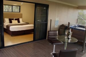 FREEHOLD 7.5 ACRES & HOLIDAY ACCOMMODATION FOR SALE