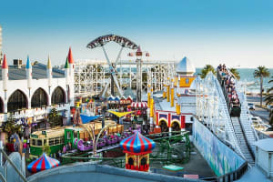 FULLY LICENSED BAR & RESTAURANT | WALKING DISTANCE TO LUNA PARK | NEXT TO MAJOR THEATRE