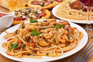 Pizza/kebabs and Fish & Chips Shop with Dine-In and Takeaway | Includes 5 bedrooms [2606232]