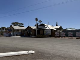 Flinders Rest Hotel - Main Highway 1 location - Freehold & Business