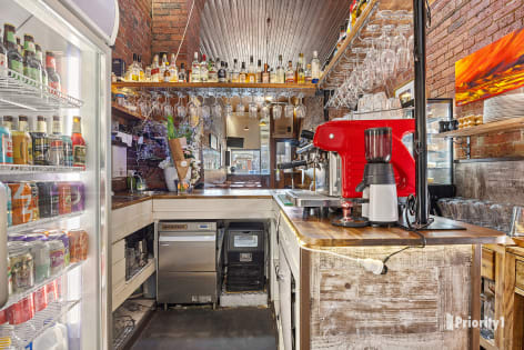 PROVEN HOSPITALITY BUSINESS IN HIGH-EXPOSURE LOCATION