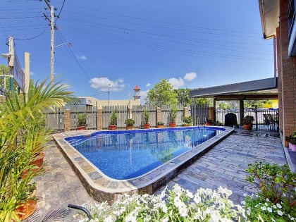 LARGE PROFITABLE LEASEHOLD MOTEL, IN FNQ LARGEST CITY - 2324ML