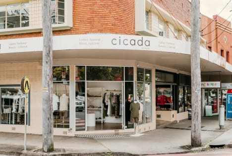 CLOTHING BOUTIQUE FOR SALE - GREAT LOCATION