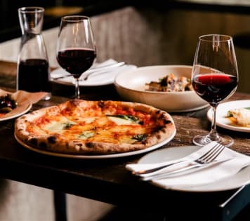 ICONIC WINE BAR and PIZZERIA IN PRIME LOCATION