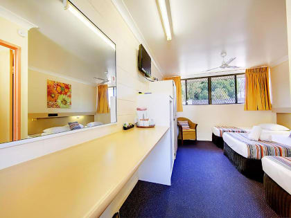 LARGE PROFITABLE LEASEHOLD MOTEL, IN FNQ LARGEST CITY - 2324ML