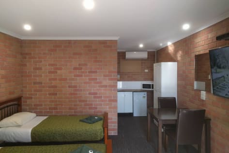 High-Exposure Regional Motel on Prime Western Highway Site