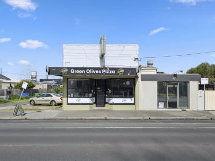 Green Olives Pizza