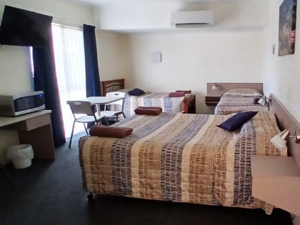 DOWNTOWN MOTEL - 1986ML
