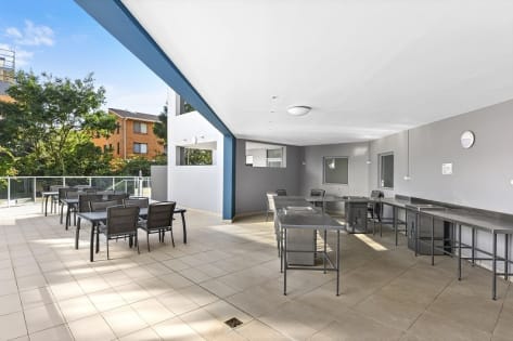 Executive Living with Significant Income - ID 7846