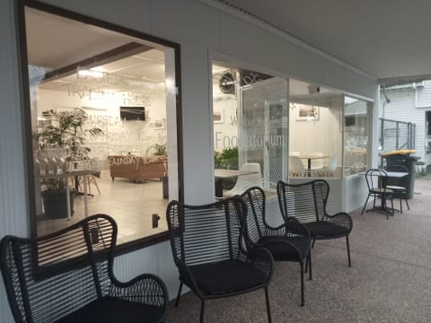 Freehold licensed Cafe / Restaurant with lifestyle