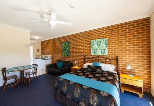 FREEHOLD - Motel Views Yackandandah VIC - 1P0373