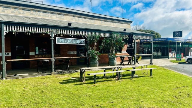 Award-Winning Farmers Arms Hotel – Creswick