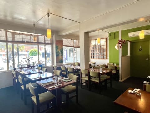 Successful Profitable Fully Licensed Cafe Restaurant Trading Weekly 24 Hrs t/o $370K++
