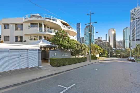 $720K+ Net - established permanent portfolio in Kangaroo Point | Resort Brokers ID : MR009403