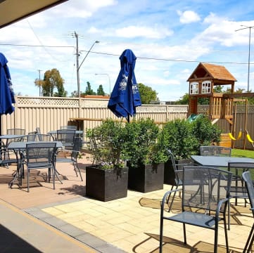 UNDER OFFER - Family Hotel, Cootamundra NSW - 1P0382