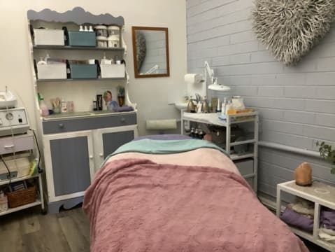 Prime Commercial & Business Opportunity – Currenly Home to Romsey Beauty Spot